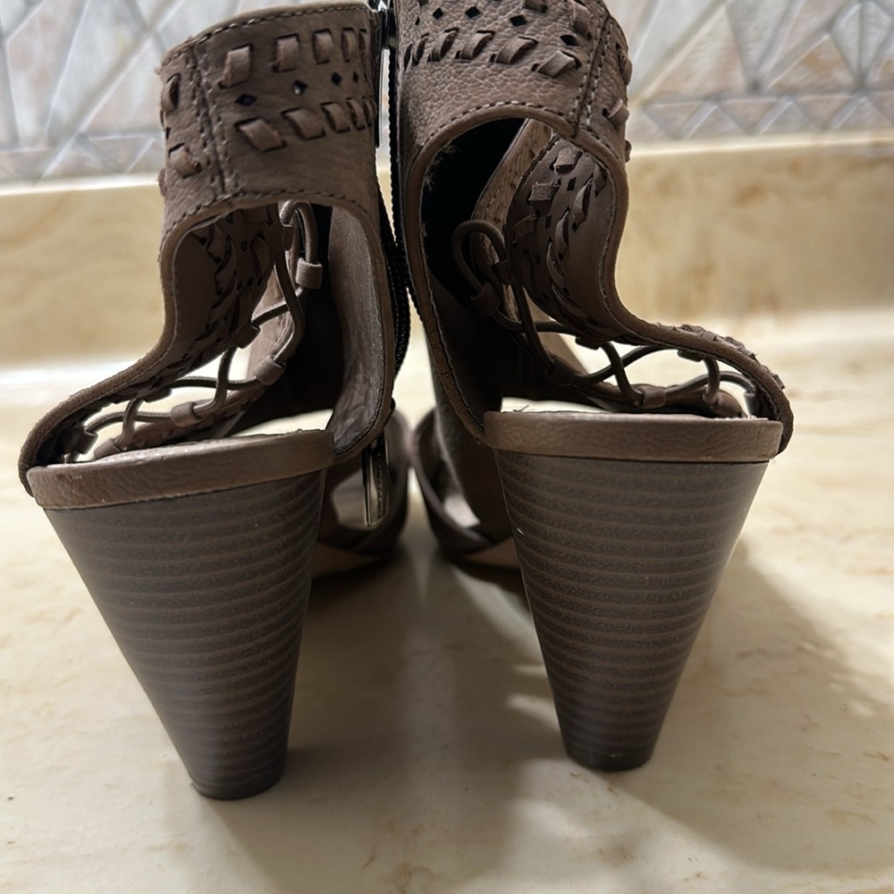 Women’s shoe lightly worn. - Picture 5 of 6